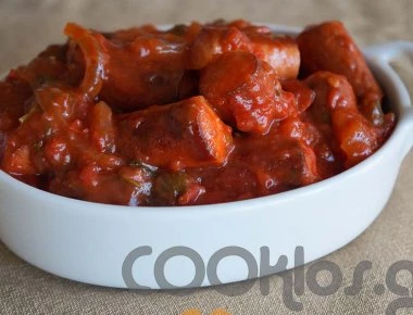 Η συνταγή της Ημέρας: Λουκάνικα με βότκα και κόκκινη σάλτσα